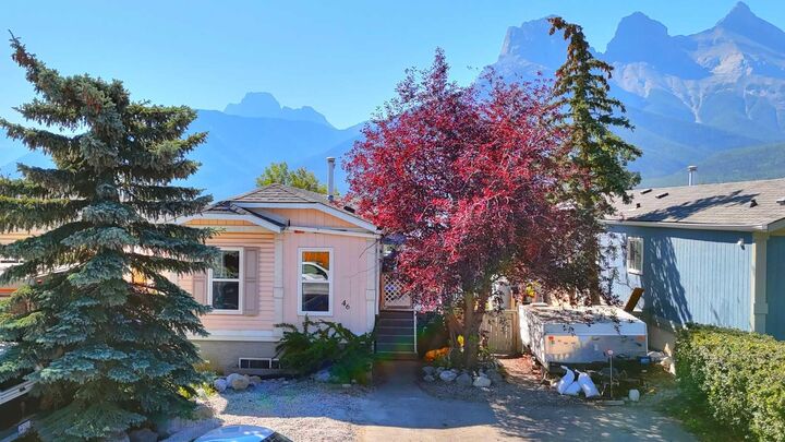 Photo de la propriété:  46 Grotto Way  AB T1W 1J9 