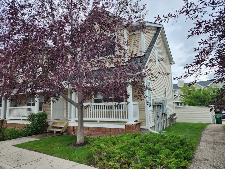 Property Photo:  29 Country Village Gate NE  AB T3K 0E7 