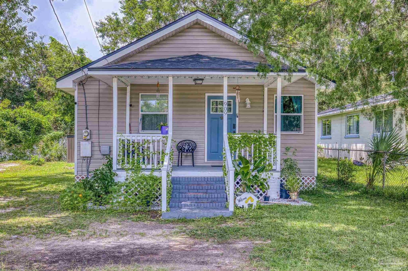 Property Photo: 909 N M St FL 32501
