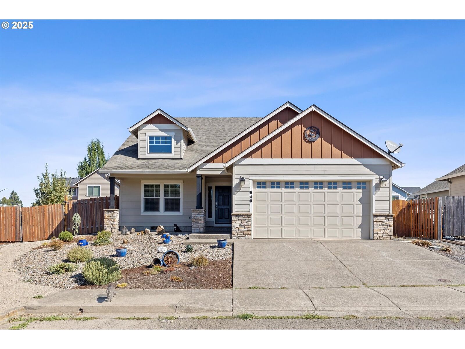 Property Photo: 640 E Buttercup St OR 97148