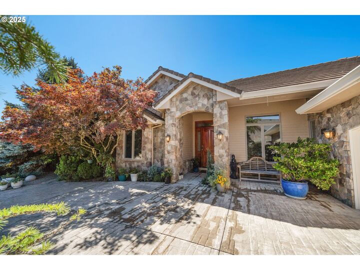 Property Photo: 854 Hazelnut Dr OR 97071