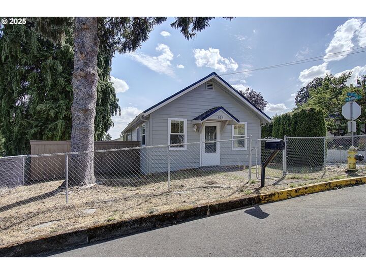 Property Photo:  634 NW 5th Ave  WA 98607 
