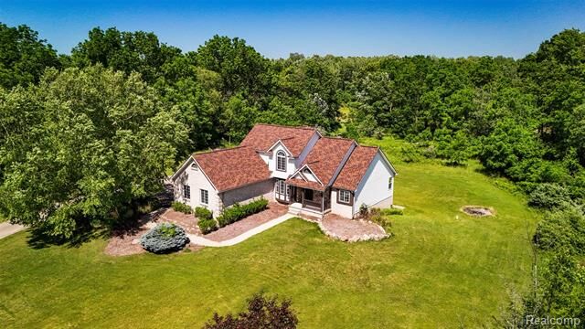 Property Photo:  1242 Meadowbrook Court  MI 48371 