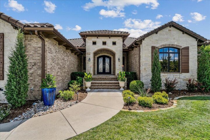 Property Photo: 10611 E Summerfield Cir KS 67206