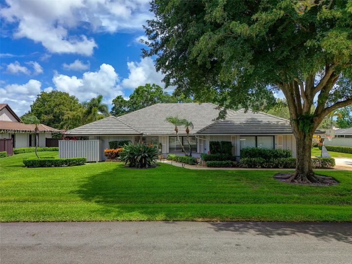 Property Photo: 15 W Balfour Rd FL 33418