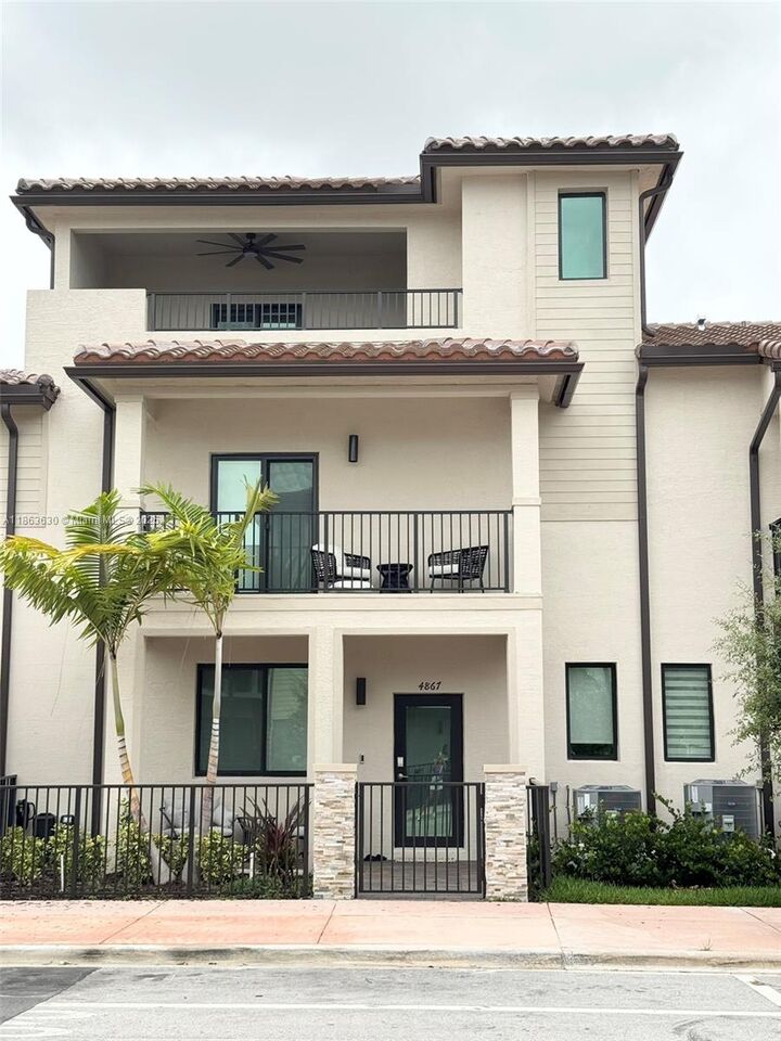 4867 NW 84th Ave  Doral FL 33166 photo