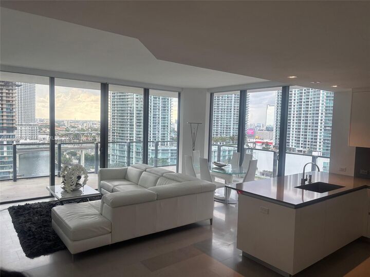 Property Photo: 68 SE 6th St 1212 FL 33131