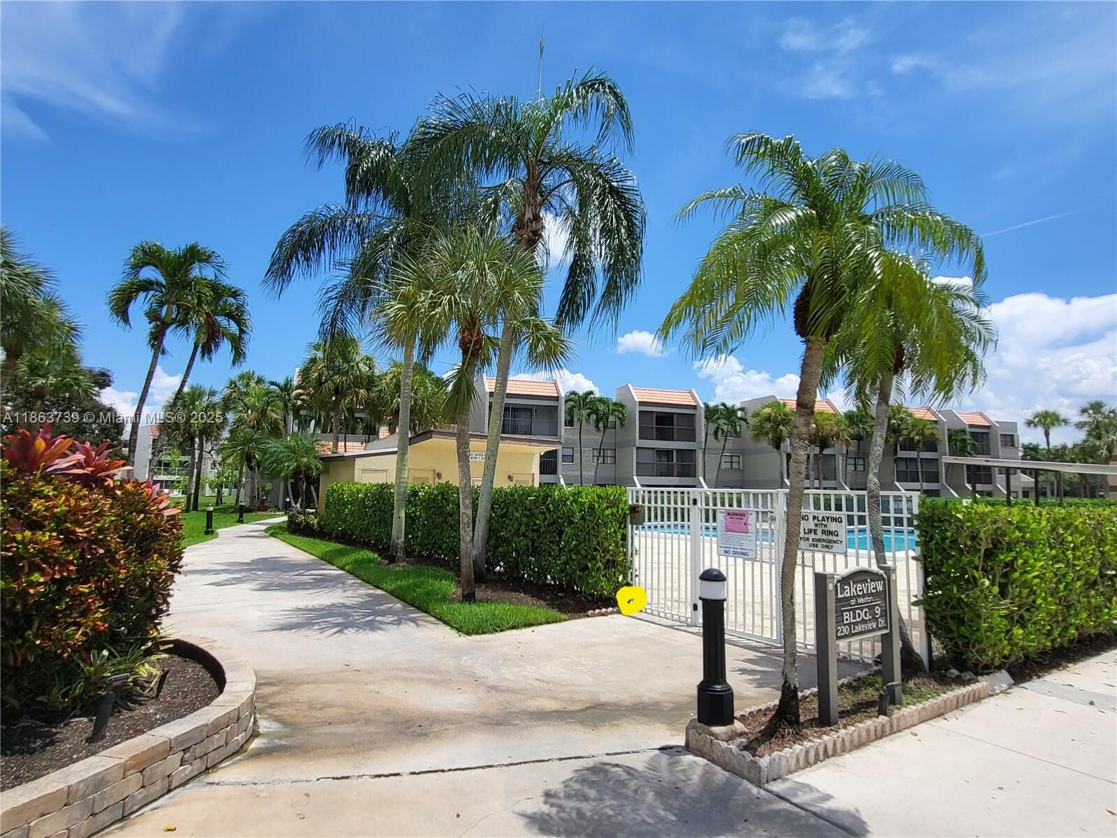 Property Photo: 230 Lakeview Dr 207 FL 33326