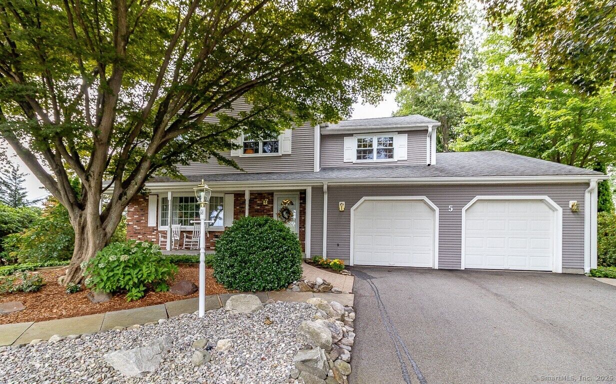 Property Photo:  5 Coachmen Lane  CT 06111 