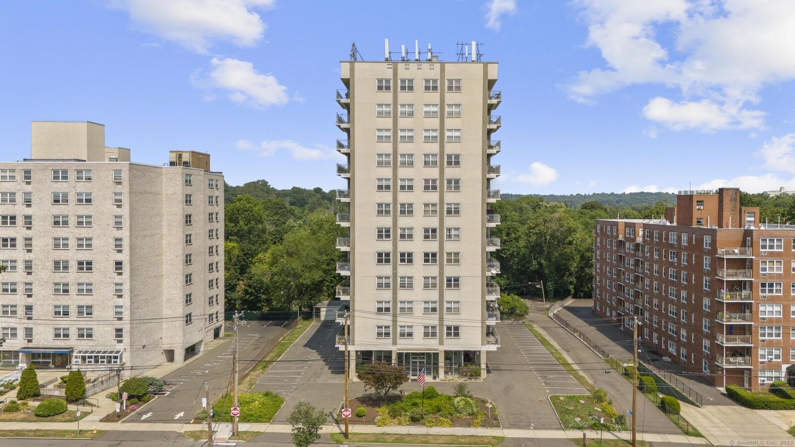 Property Photo: 2370 North Avenue 7C CT 06604