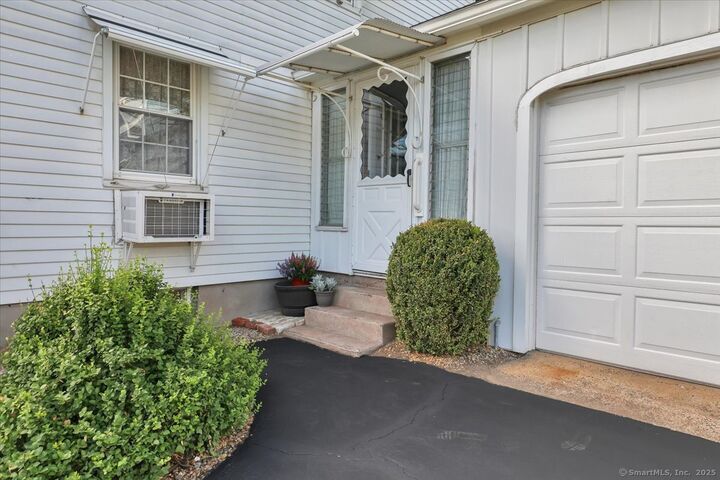 Property Photo:  333 Middle Turnpike West  CT 06040 