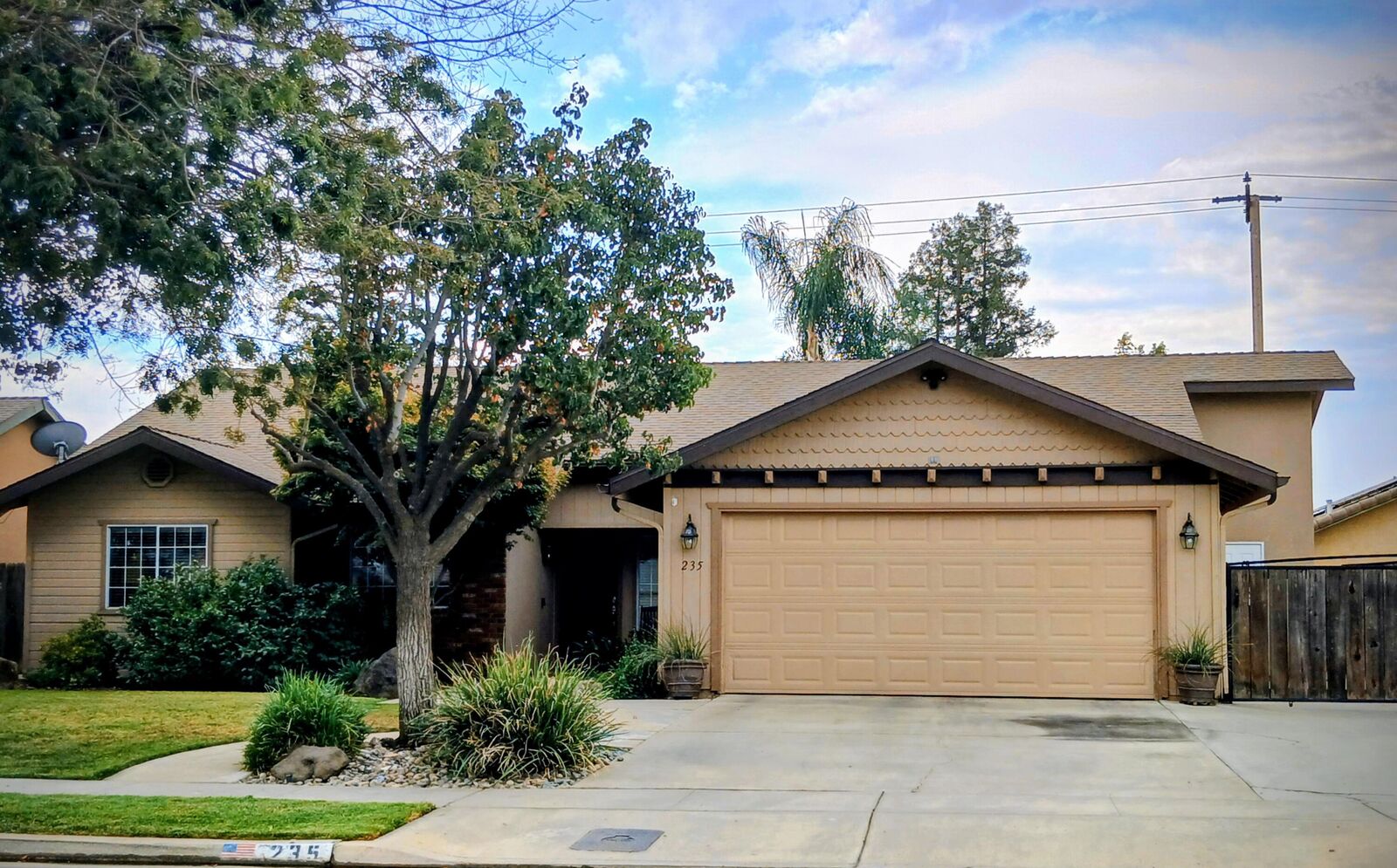 Property Photo:  235 Mark Twain Avenue  CA 93274 