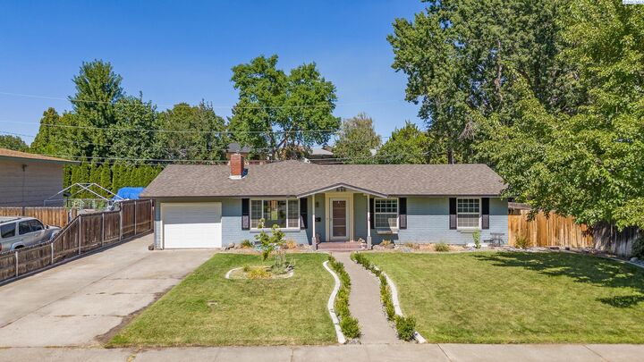 Property Photo: 616 Fuller St WA 99354
