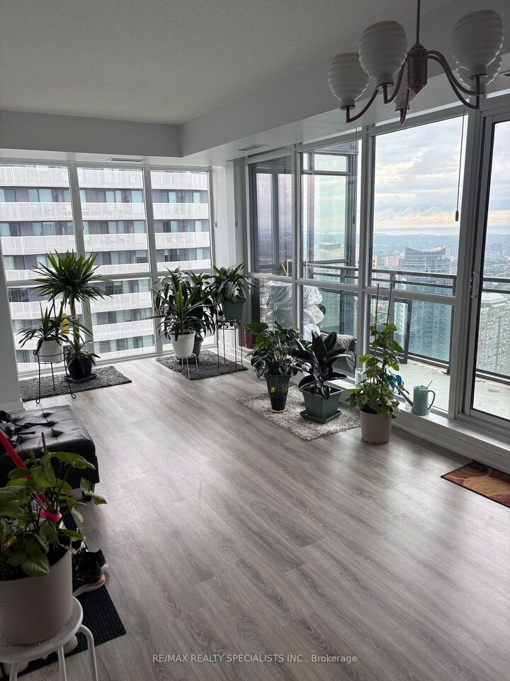 Property Photo: 4070 Confederation Parkway 3902 ON L5B 0E9