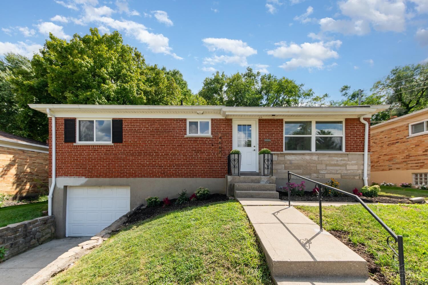 Property Photo: 4667 Shadylawn Terrace OH 45238