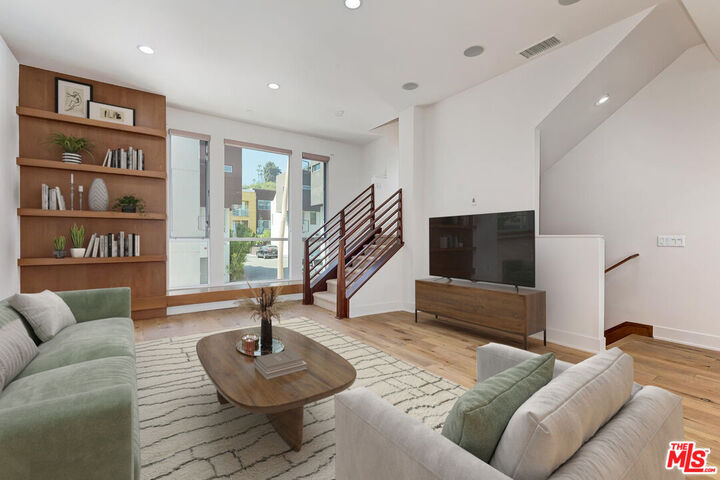Property Photo: 2206 Fox Ln CA 90026