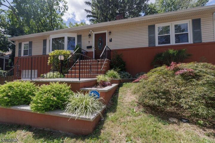 Property Photo:  7 Van Ness Ct  NJ 07040 