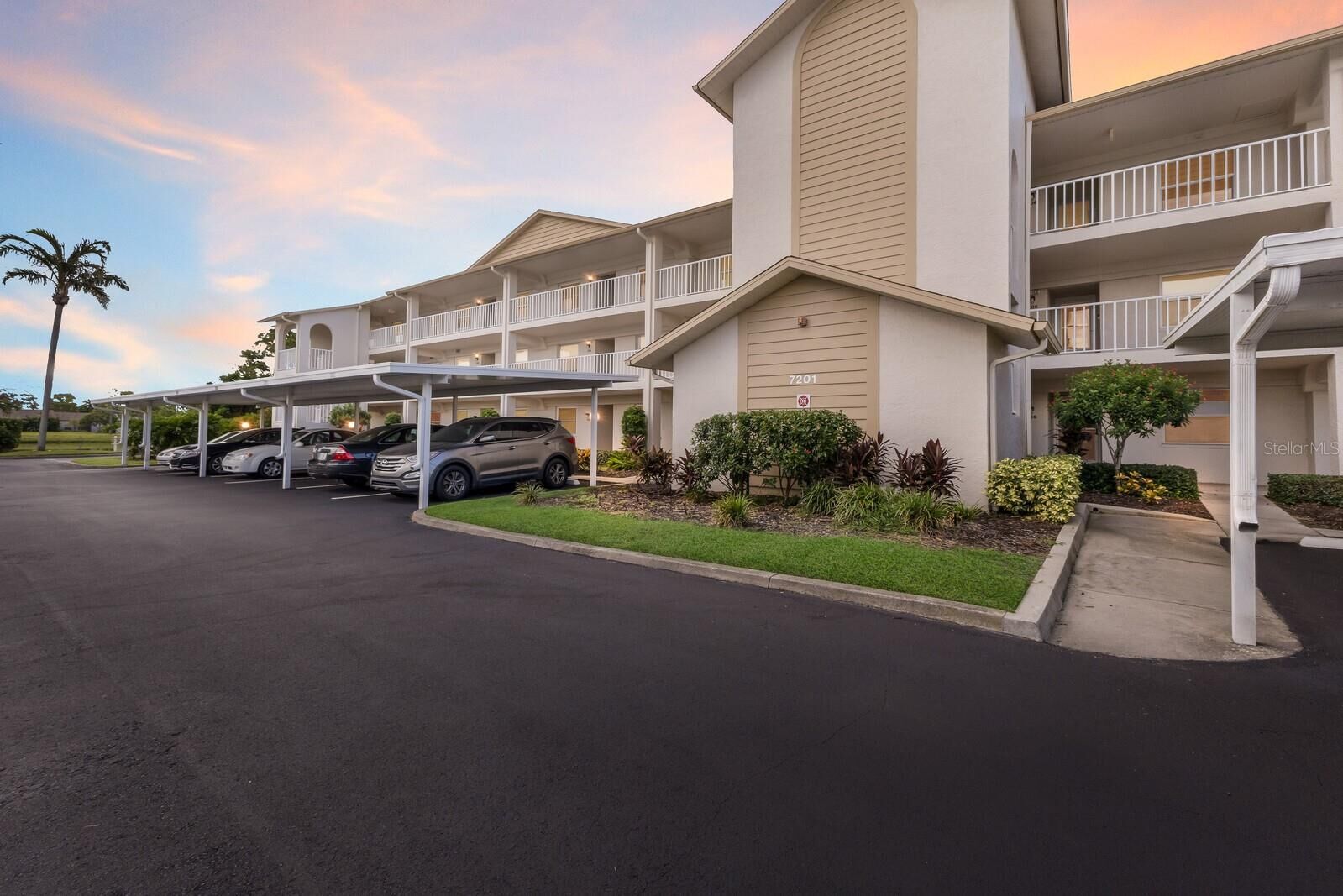 Property Photo: 7201 29th Avenue Dr W 102 FL 34209