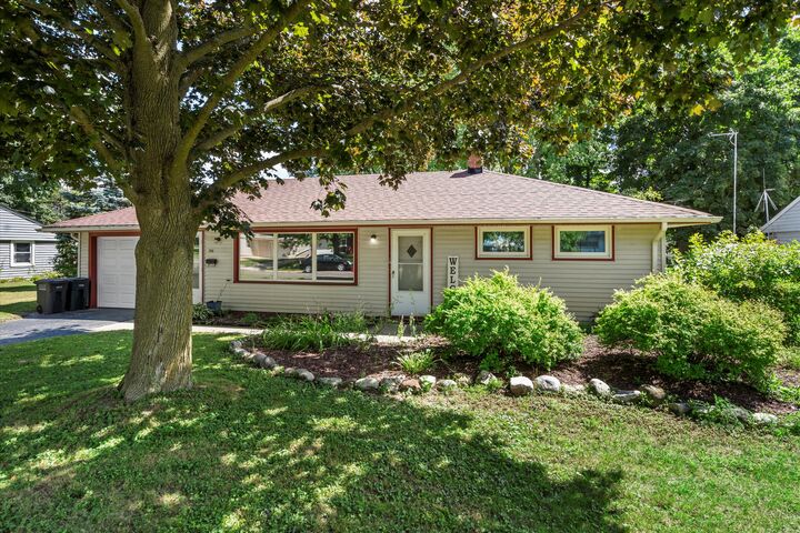 Property Photo: 627 Pine St WI 53149