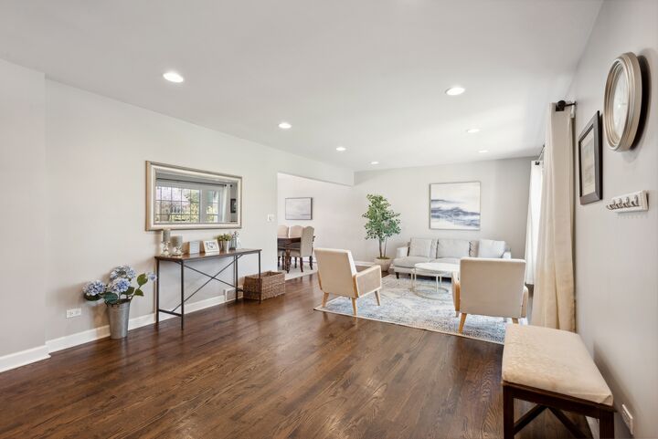 Property Photo: 851 S Hillcrest Avenue IL 60126