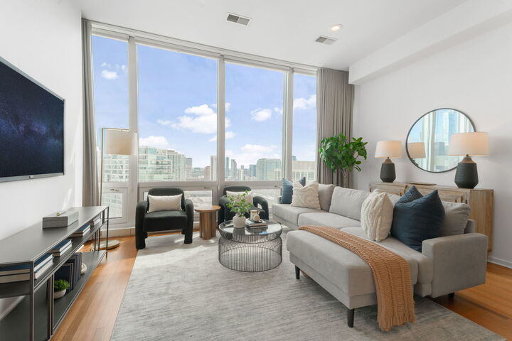 Property Photo: 500 W Superior Street 1907 IL 60654