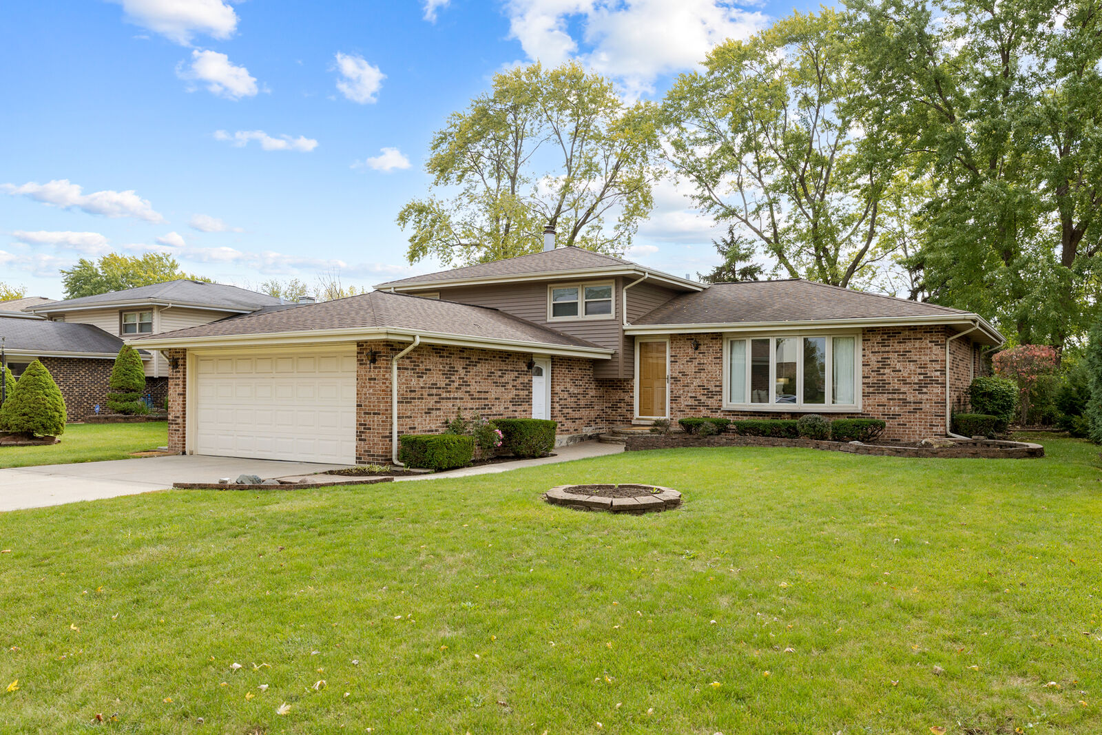 Property Photo: 1827 W Sherry Lane IL 60101