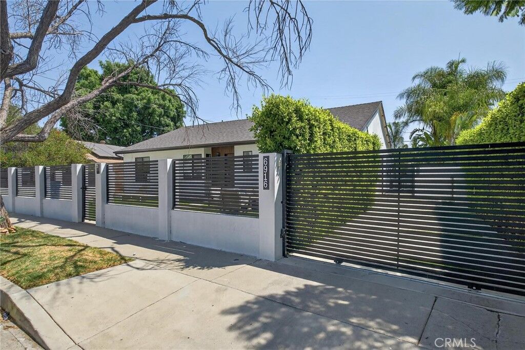 Property Photo: 6916 Lasaine Avenue CA 91406