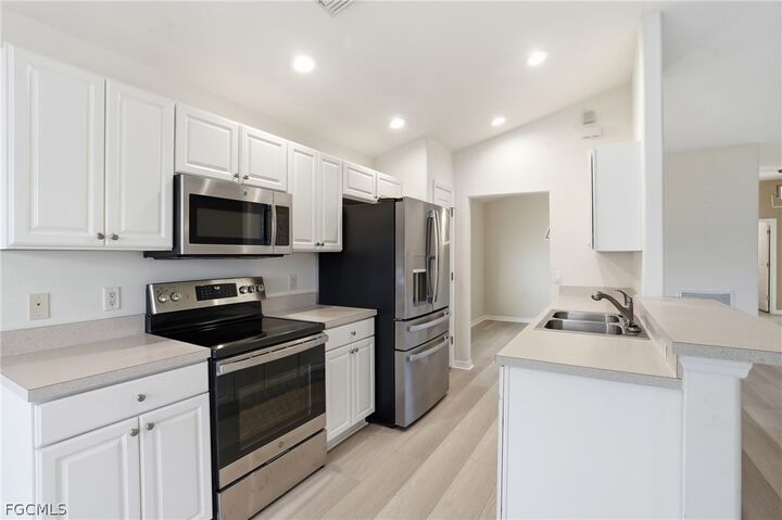Property Photo: 10055 Oakhurst Way FL 33913
