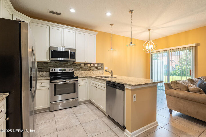 Property Photo: 9439 High Meadow Lane FL 32225