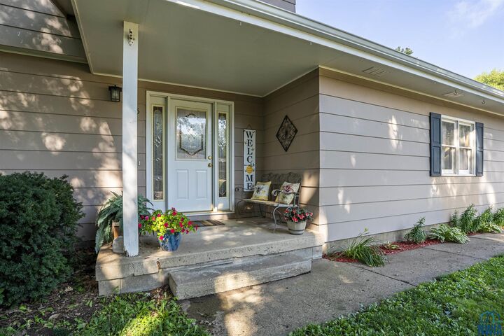 Property Photo:  1225 3rd Ave SW  IA 51031