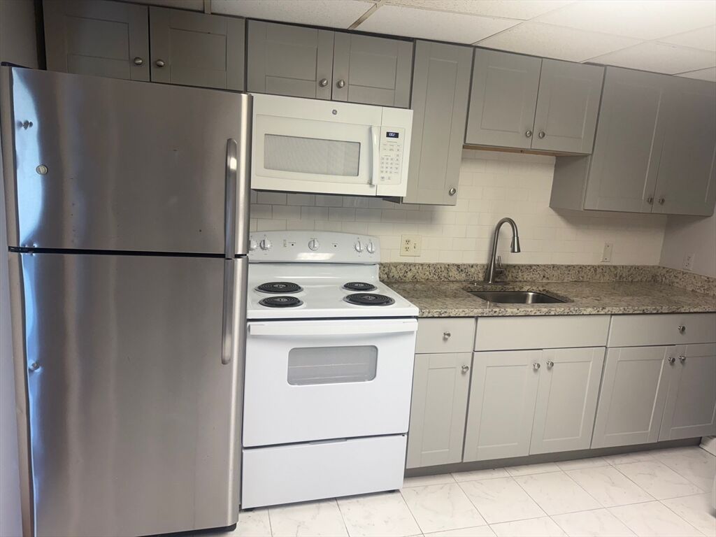 Property Photo: 9 Shadowbrook Ln 27 MA 01757