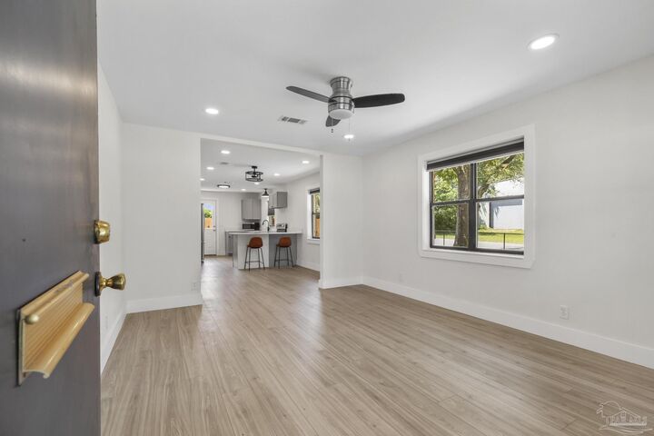 Property Photo: 913 W Hernandez St FL 32501