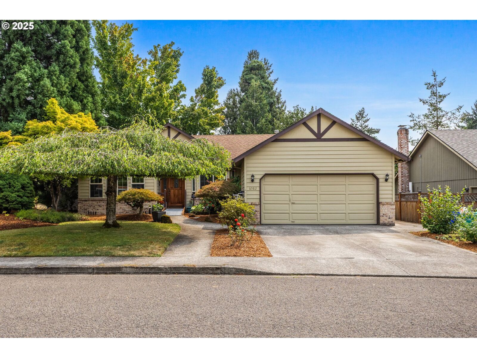 Property Photo:  6582 SE Eunice St  OR 97222 