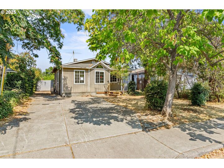 Property Photo: 741 Hazel St OR 97502