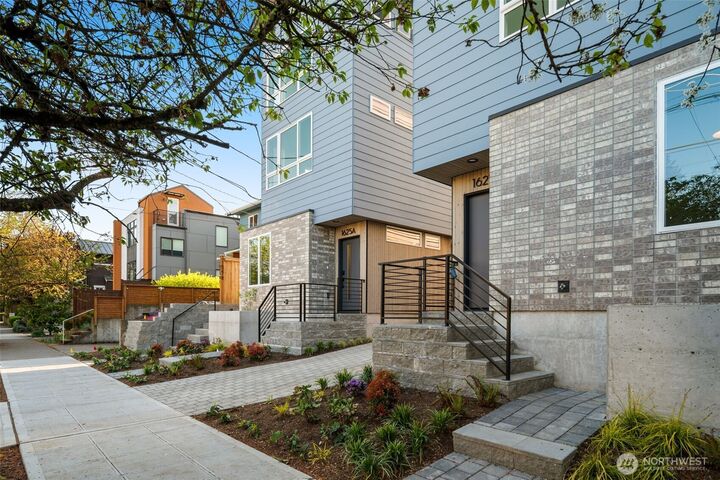 Property Photo: 1627 B 21st Avenue WA 98122