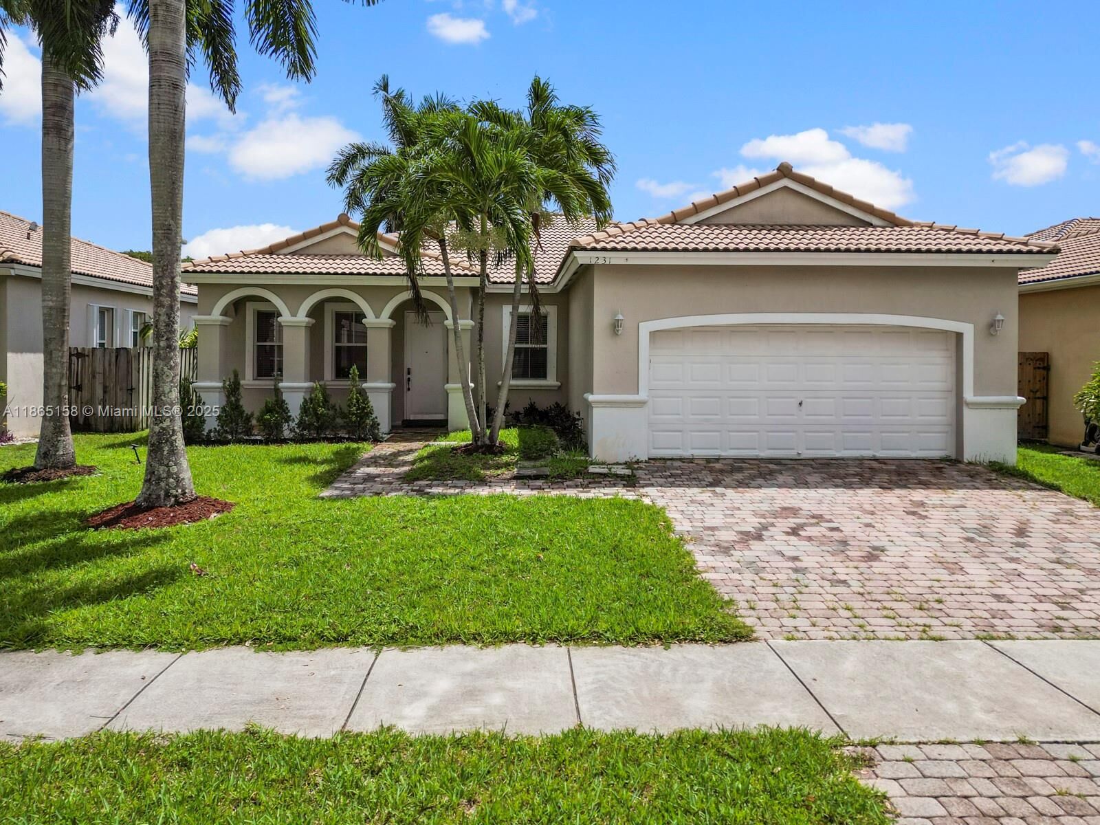 Property Photo: 1231 SE 16th Ave FL 33035