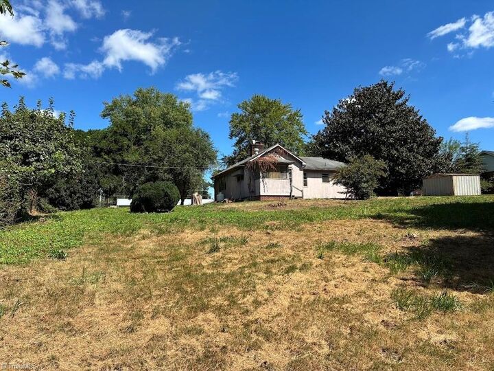 Property Photo: 138 Peacehaven Circle NC 27030