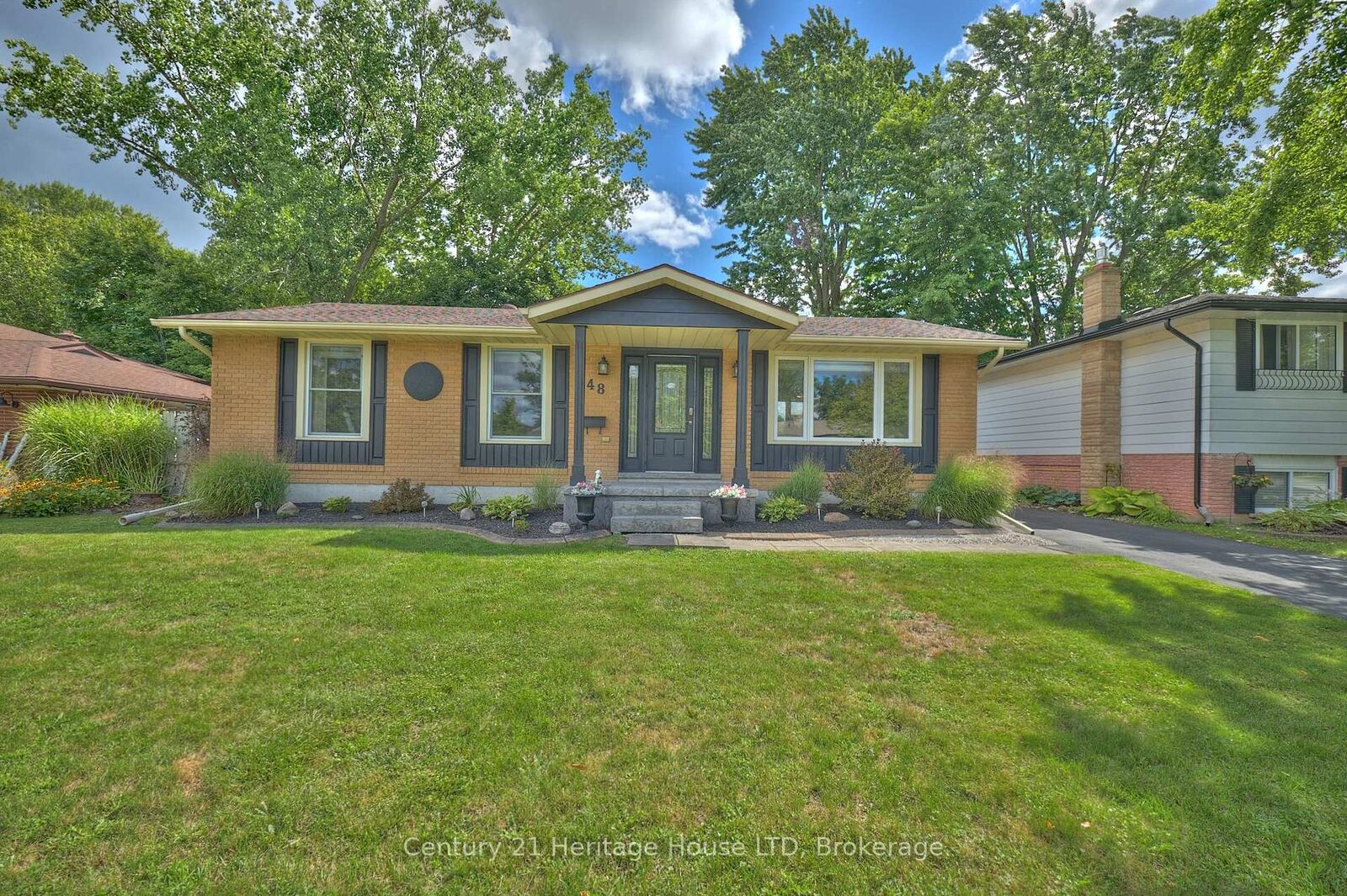 Property Photo: 48 Loyalist Drive ON L3C 2Y1