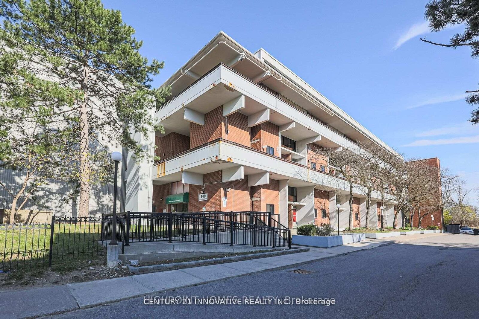 Property Photo: 140 Leeward Glenway 215 ON M3C 2Y9