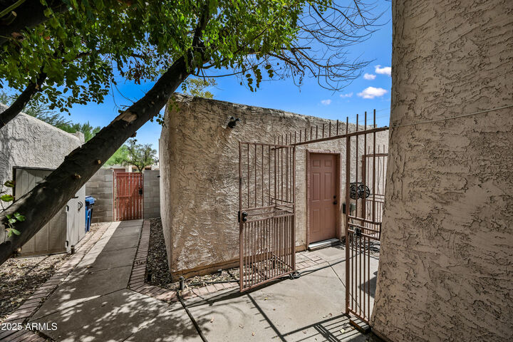 Property Photo: 1916 S River Drive AZ 85281
