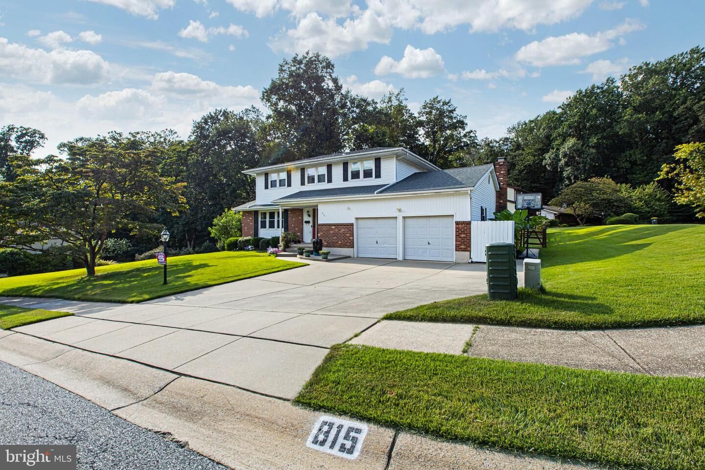 Property Photo: 815 N Country Club Drive DE 19711
