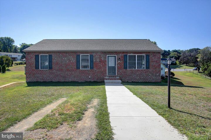 3020 Liverpool Ct  Chambersburg PA 17201 photo