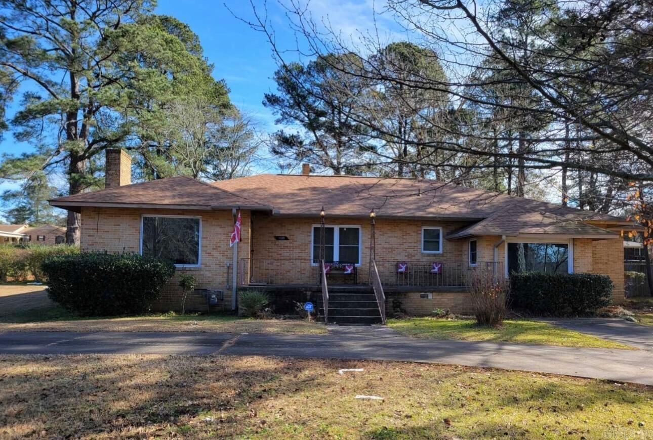 Property Photo: 1330 N Jackson AR 71753