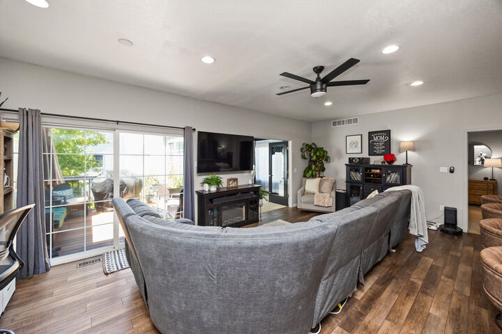Property Photo: 3606 NE Cottonwood Lane IA 50021