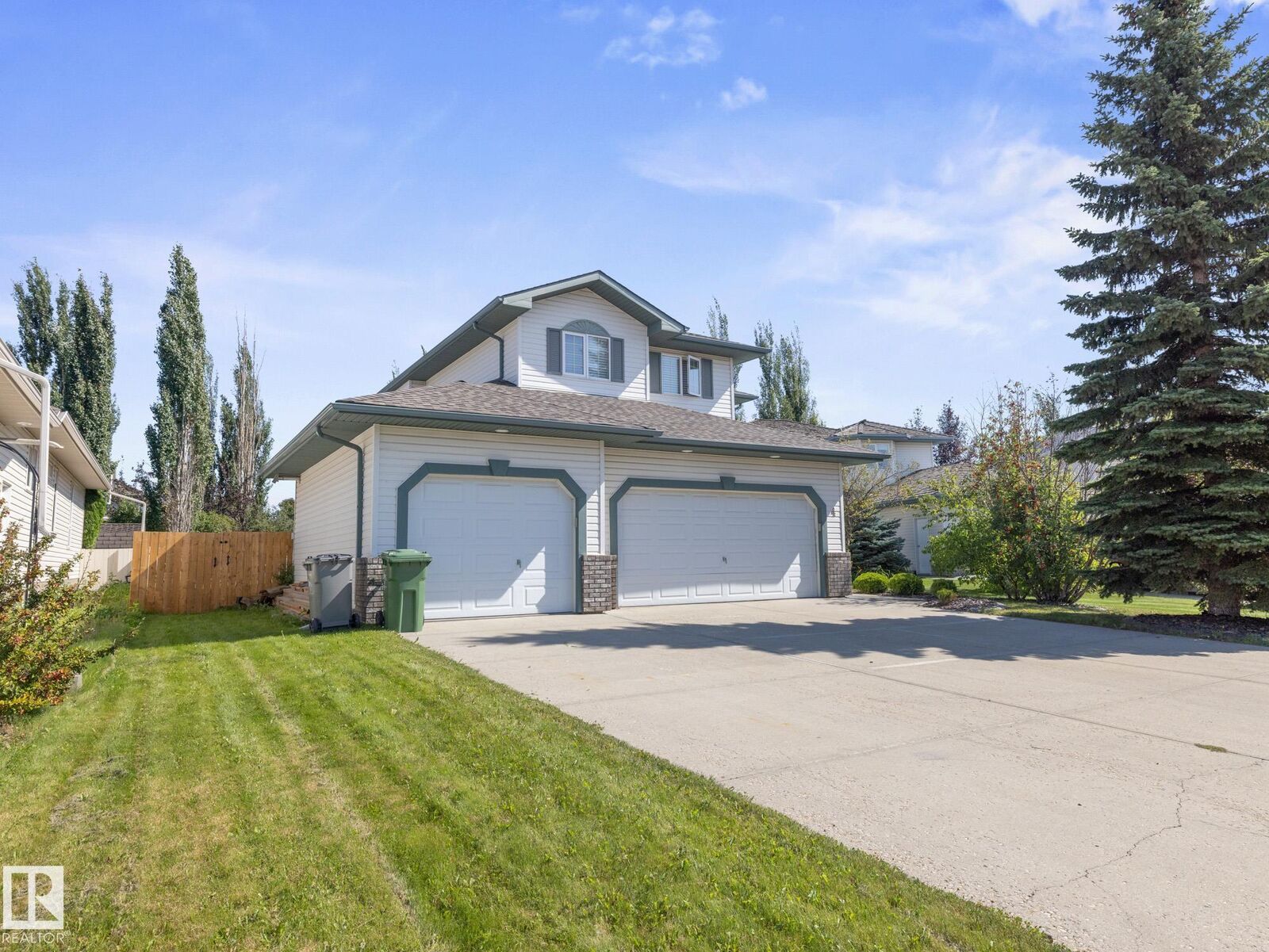 Property Photo:  4 Rochelle Court  AB T4X 1L5 