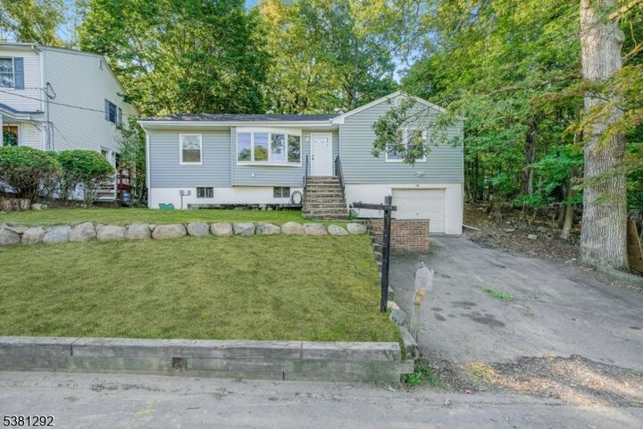102 Hiawatha Blvd  Oakland Boro NJ 07436 photo