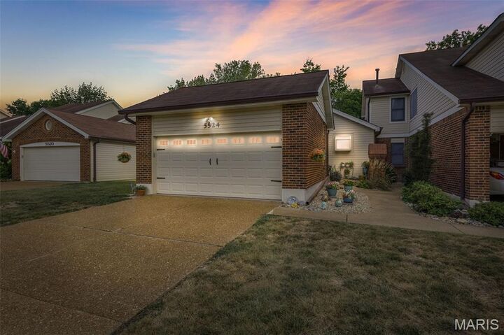 5524 Duchesne Parque Drive  St Louis MO 63128 photo