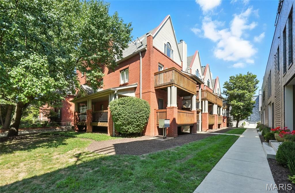 Property Photo: 4111 W Pine Boulevard 11 MO 63108