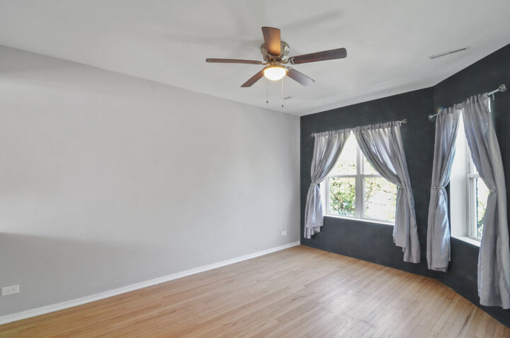 Property Photo: 3141 W Argyle Street 3 IL 60625