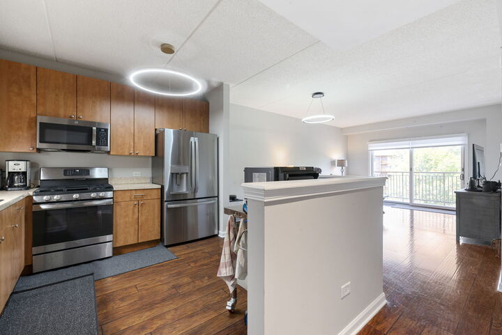Property Photo: 125 Lakeview Drive 406 IL 60108